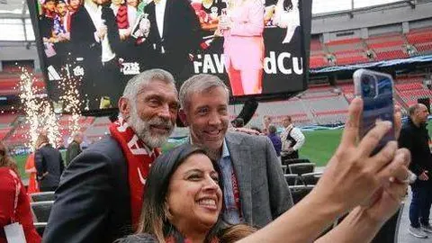 “今日速递：同城巅峰对决或延续传奇，精彩纷呈！”